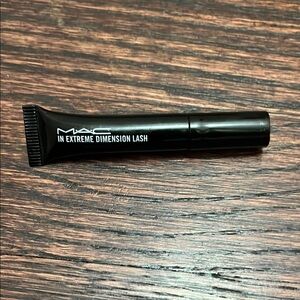 MAC In Extreme Dimension Lash Mascara (sample size)